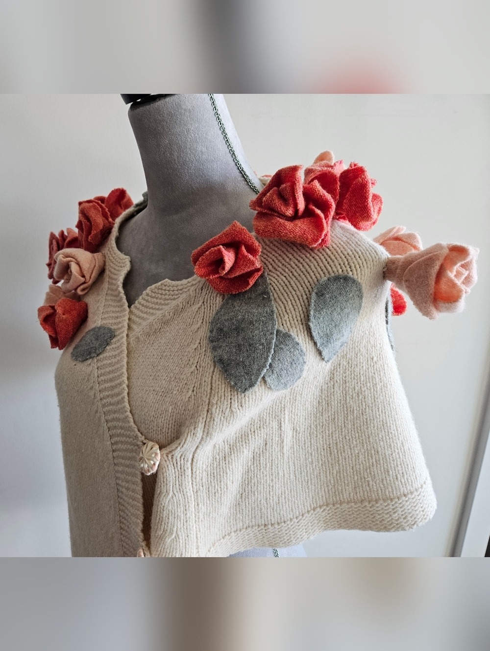 ANTHRO 3-D Roses Poncho - Picture 9 of 16